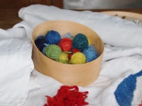 pflanzengefärbte Stickwolle