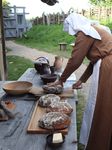 Claudia beim Schneiden ihres Brotes...