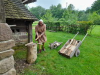 Der Knecht ist fleißig mit dem Beil...